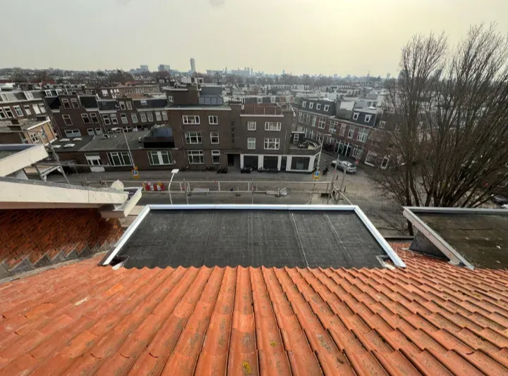 Dakrenovatie uitbouw – tussenwoning