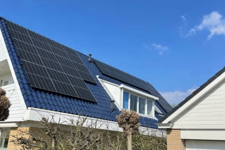 Zonnepanelen installatie op pannendak of plat dak