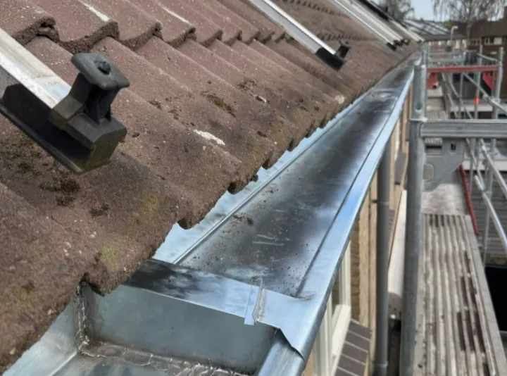 Zinken dakgoot vervangen – 50 meter